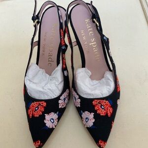 KATE SPADE VALERIE EMBROIDERED SLING BACK HEEL IN NAVY FLORAL